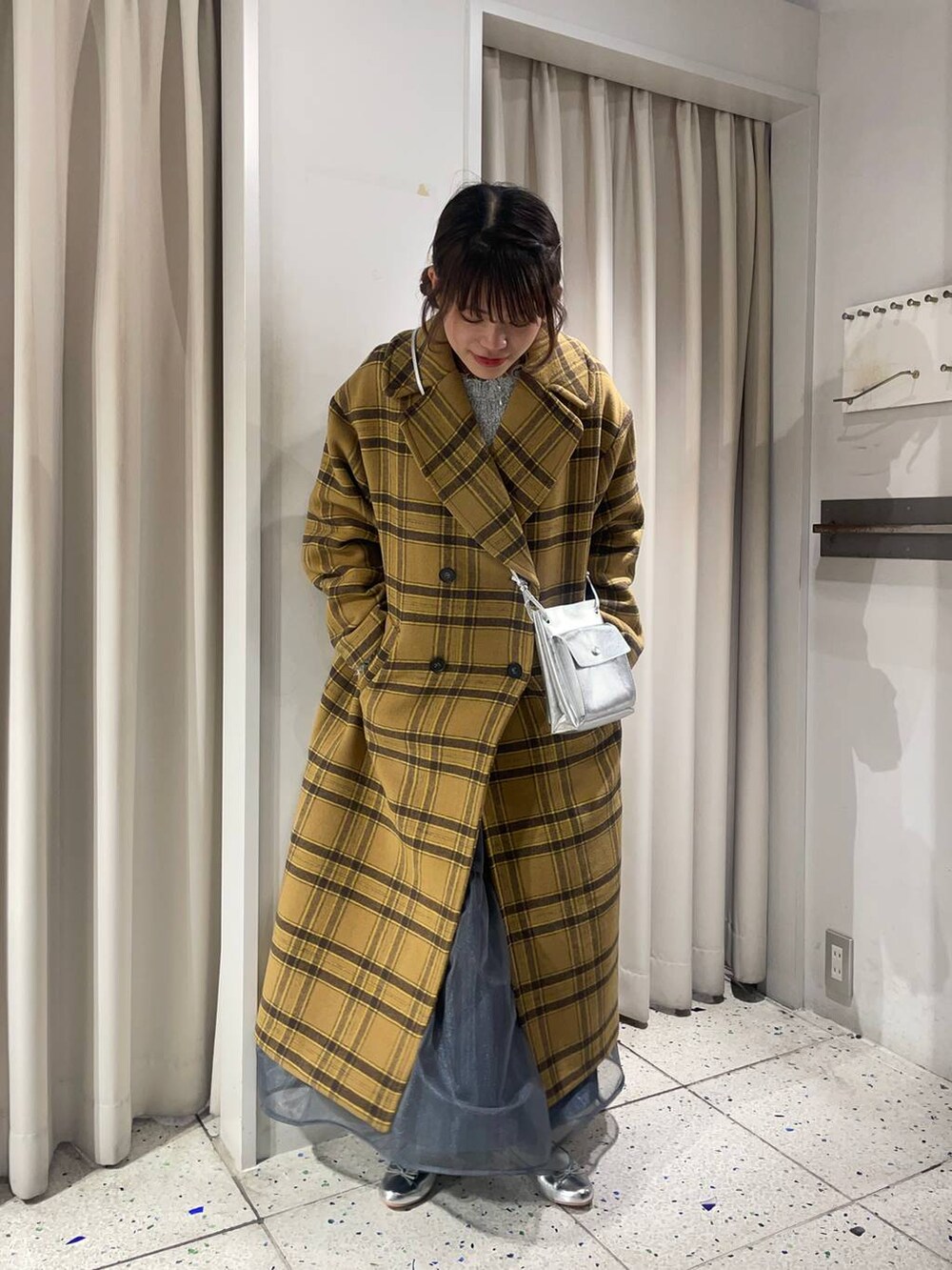 グリーン系のショルダーバッグ、グレー系のバレエシューズ、グレー系のカーディガン/ボレロを着用したレディースの冬コーディネートの5枚目の写真