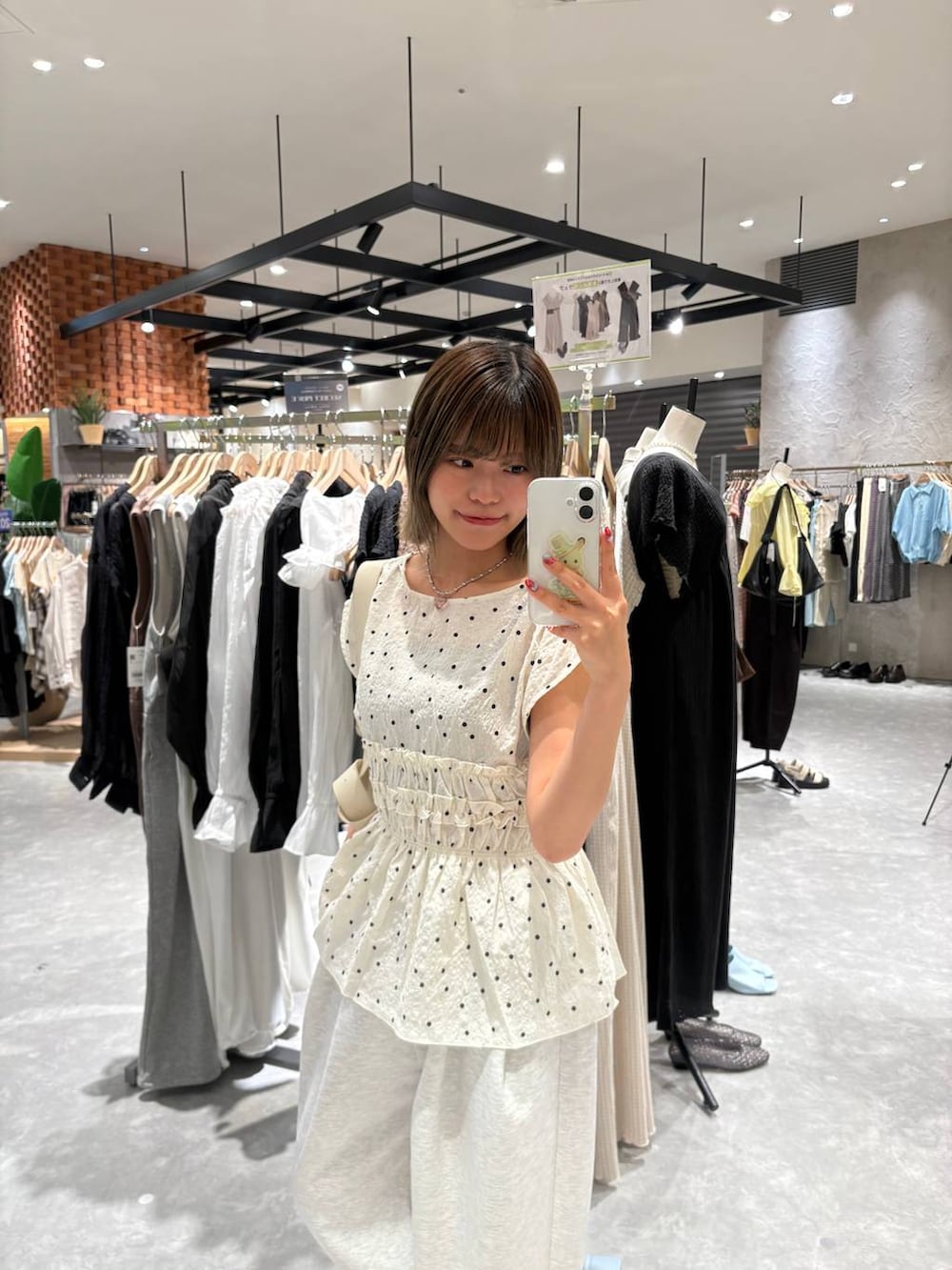 グレー系のスウェットパンツ、ホワイト系のショルダーバッグ、その他のシャツ/ブラウスを着用したレディースの夏コーディネートの2枚目の写真