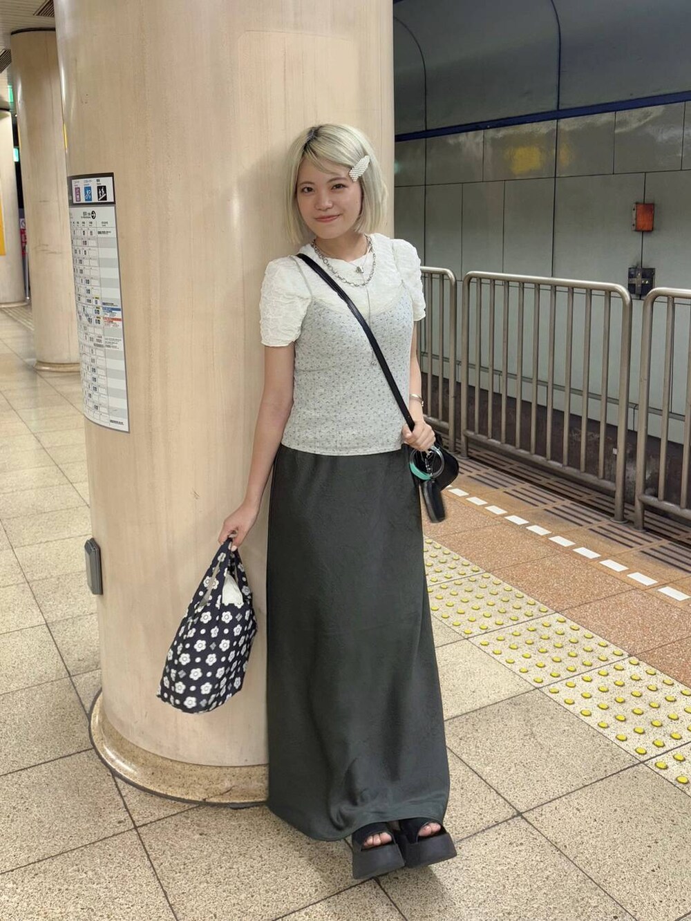 グレー系のキャミソール、ホワイト系のTシャツ/カットソー、ブラック系のショルダーバッグを着用したレディースの夏コーディネートの4枚目の写真