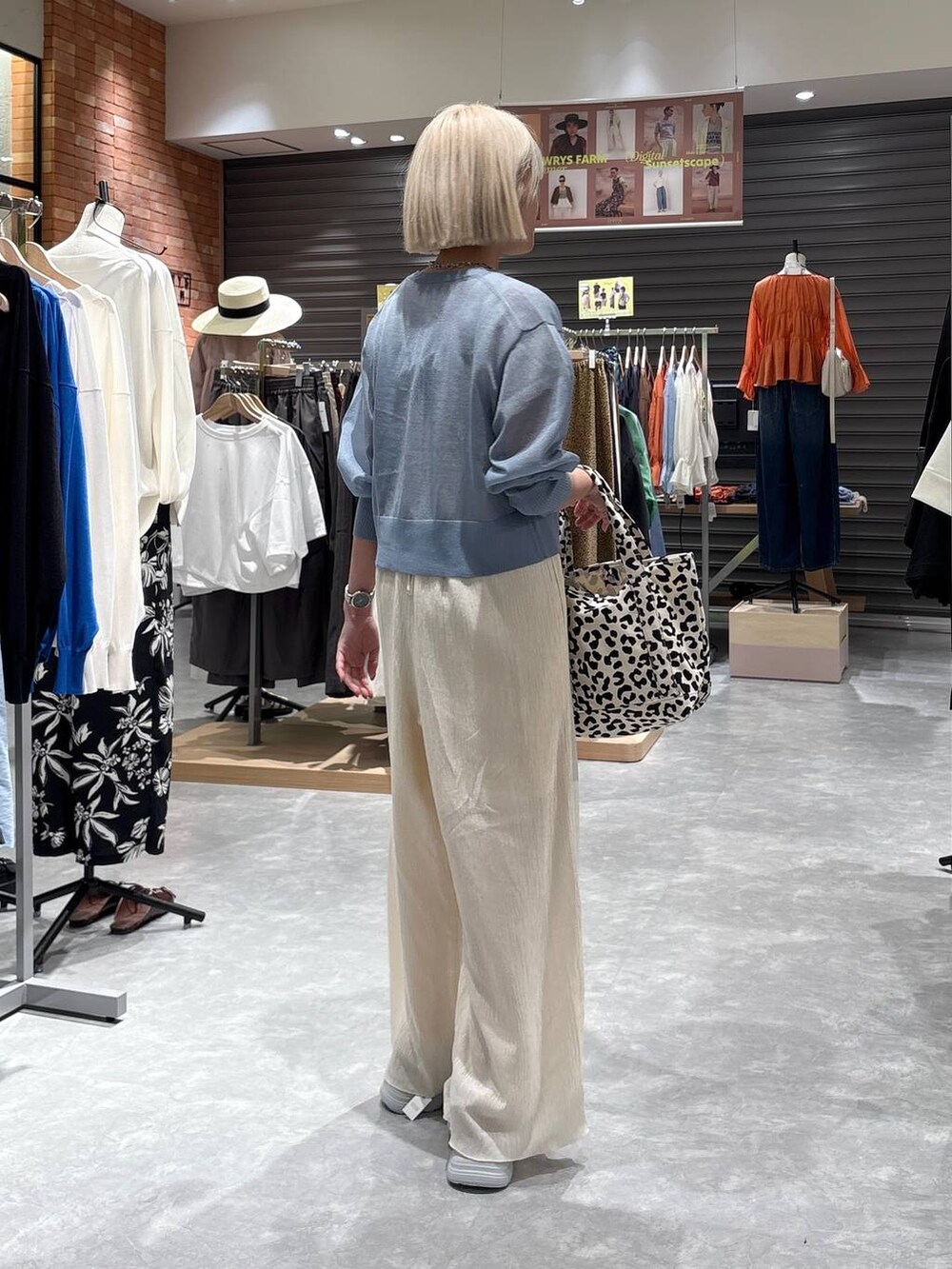 その他のキャミソール、シルバー系のサンダル、その他のショルダーバッグを着用したレディースの夏コーディネートの3枚目の写真