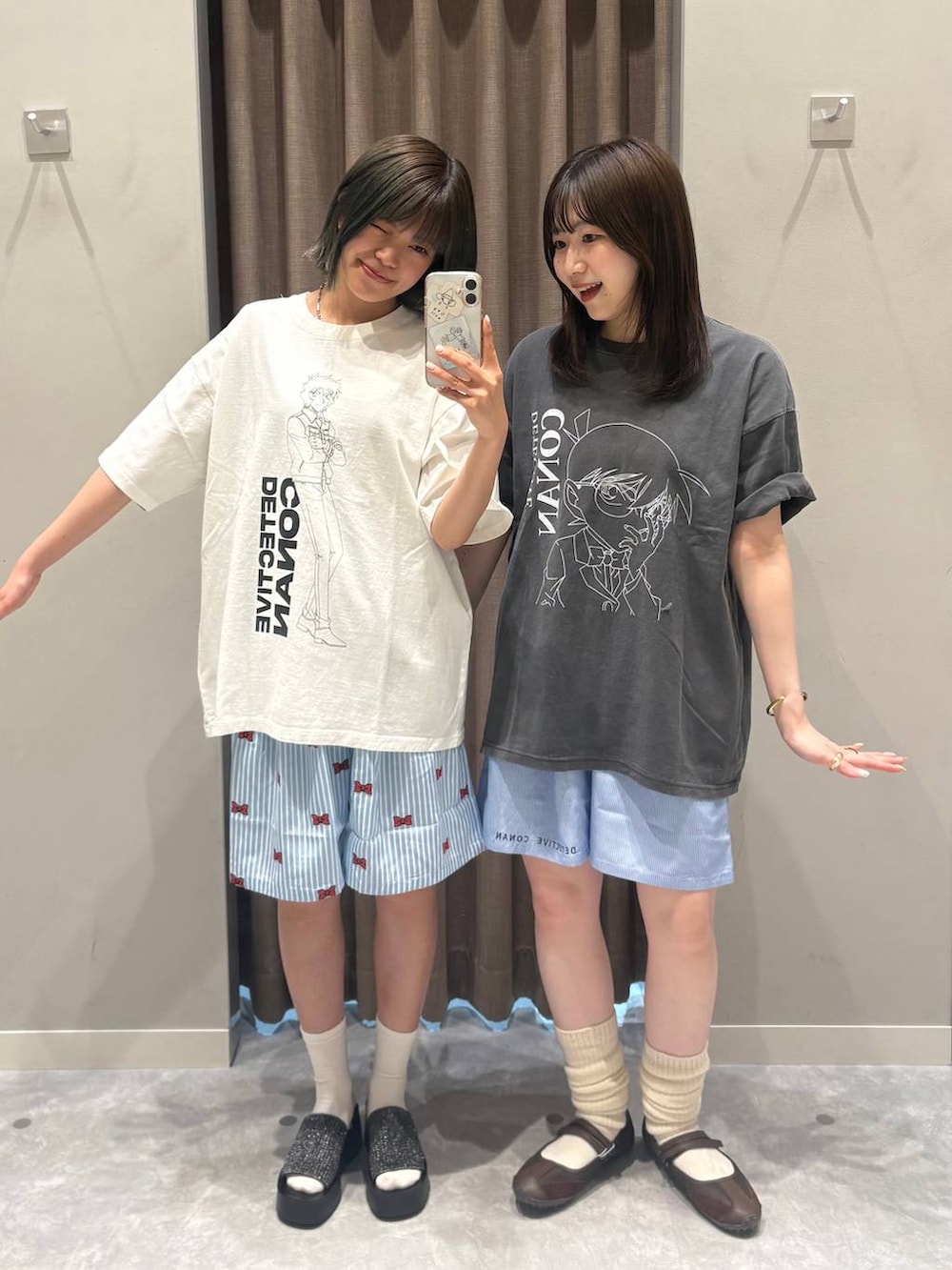 ブラウン系のスニーカー、ブラック系のサンダル、その他のTシャツ/カットソーを着用したレディースの春コーディネートの3枚目の写真