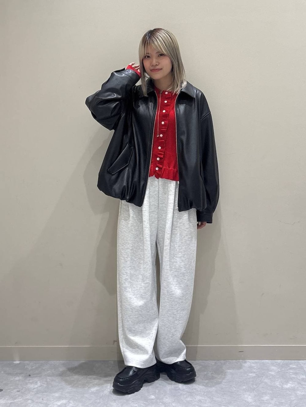 グレー系のスウェットパンツ、ホワイト系のブルゾン、ブラック系のローファーを着用したレディースの春コーディネートの6枚目の写真