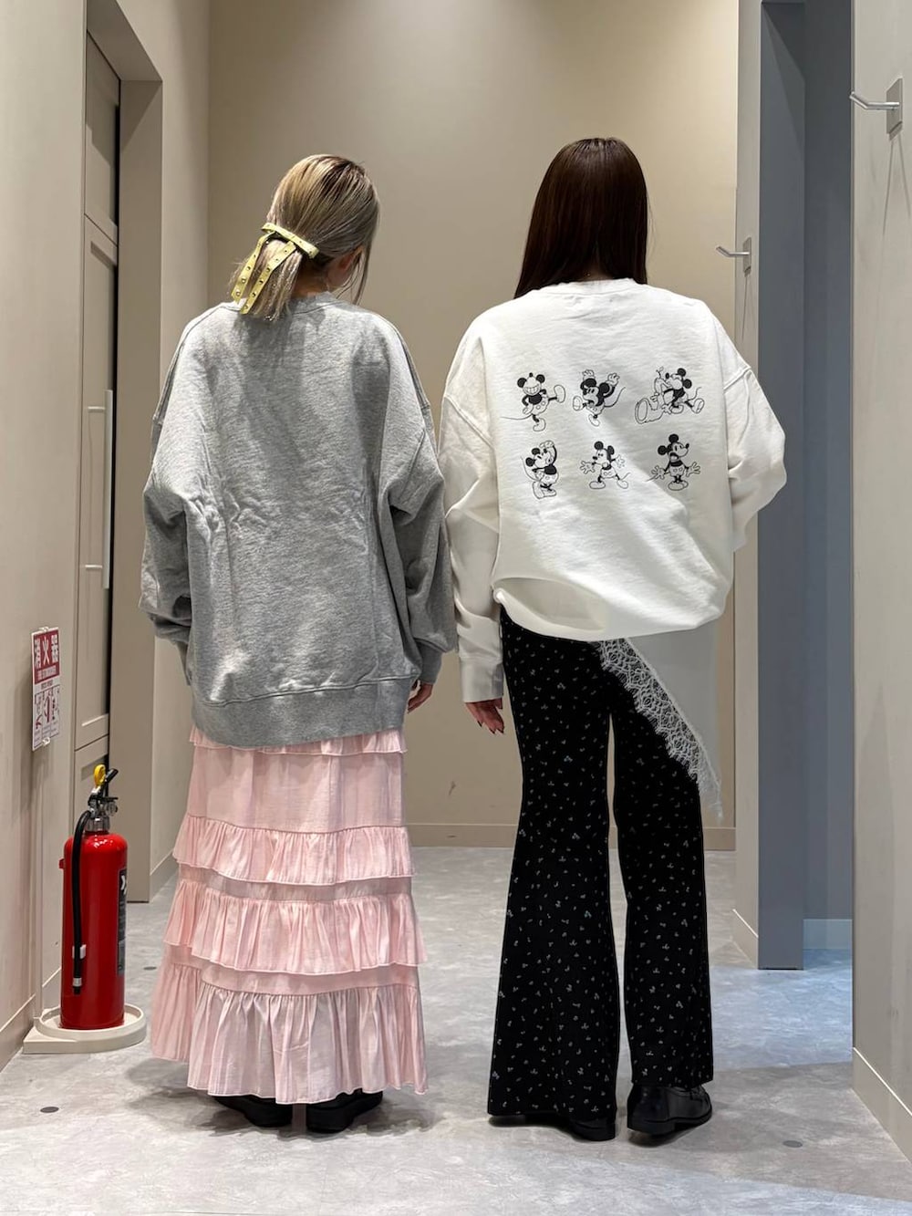 ブラック系のブーツ、ブラック系のローファー、ピンク系のスカートを着用したレディースの冬コーディネートの3枚目の写真