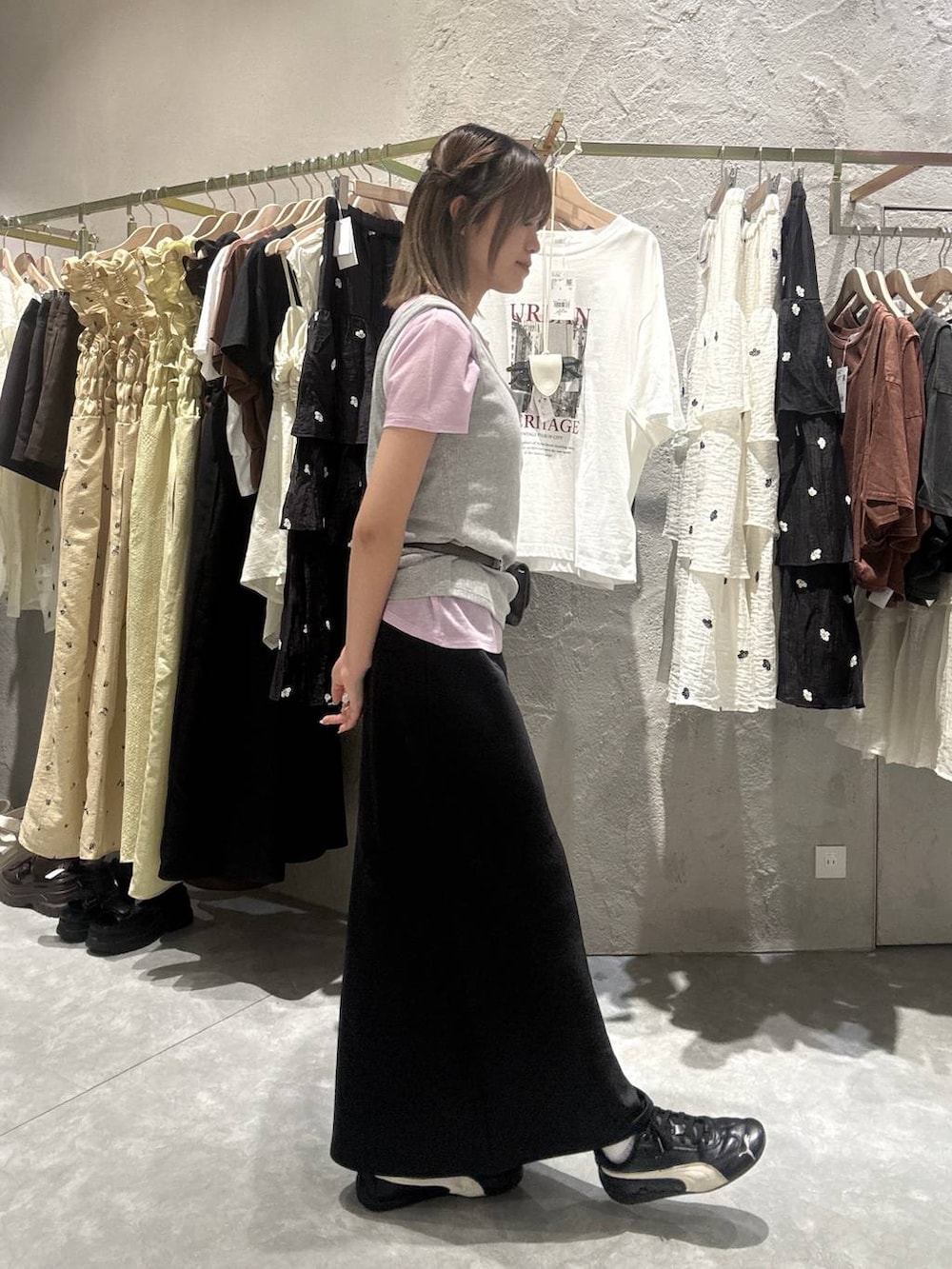 ブラック系のスカート、グレー系のタンクトップ、ピンク系のTシャツ/カットソーを着用したレディースの夏コーディネートの2枚目の写真