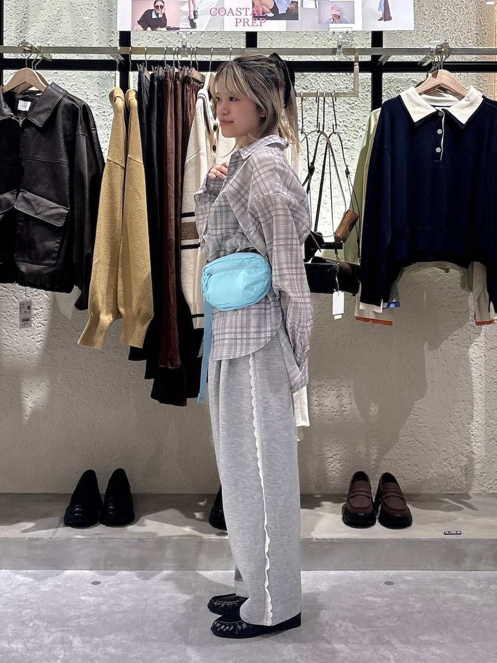 グレー系のスウェットパンツ、その他のシャツ/ブラウス、ブルー系のボディバッグ/ウエストポーチを着用したレディースの春コーディネートの4枚目の写真