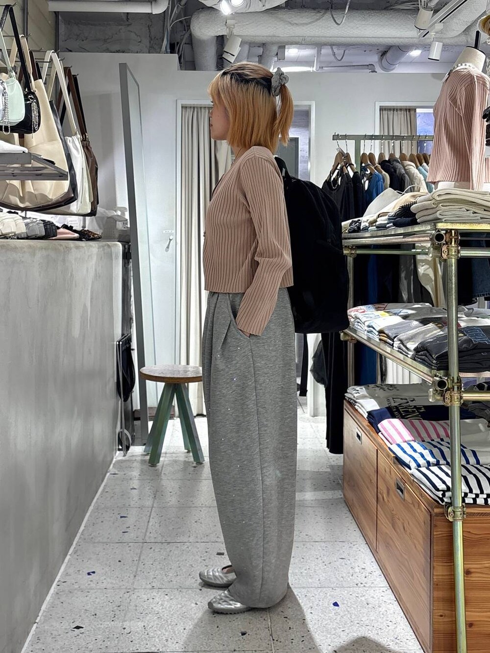 ピンク系のカーディガン/ボレロ、シルバー系のスニーカー、レッド系のタンクトップを着用したレディースの春コーディネートの2枚目の写真
