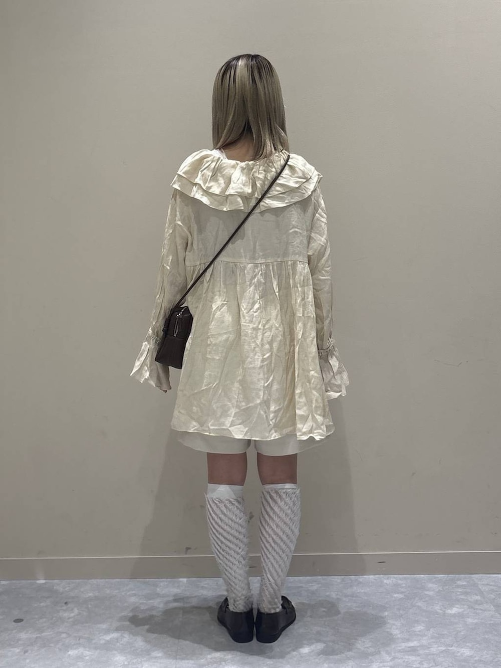 ホワイト系のその他パンツ、ブラウン系のローファー、グレー系のタンクトップを着用したレディースの春コーディネートの3枚目の写真