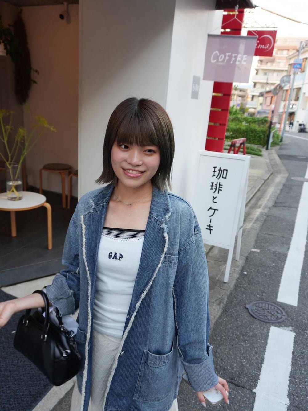 ホワイト系のその他パンツを着用したレディースの春コーディネートの4枚目の写真