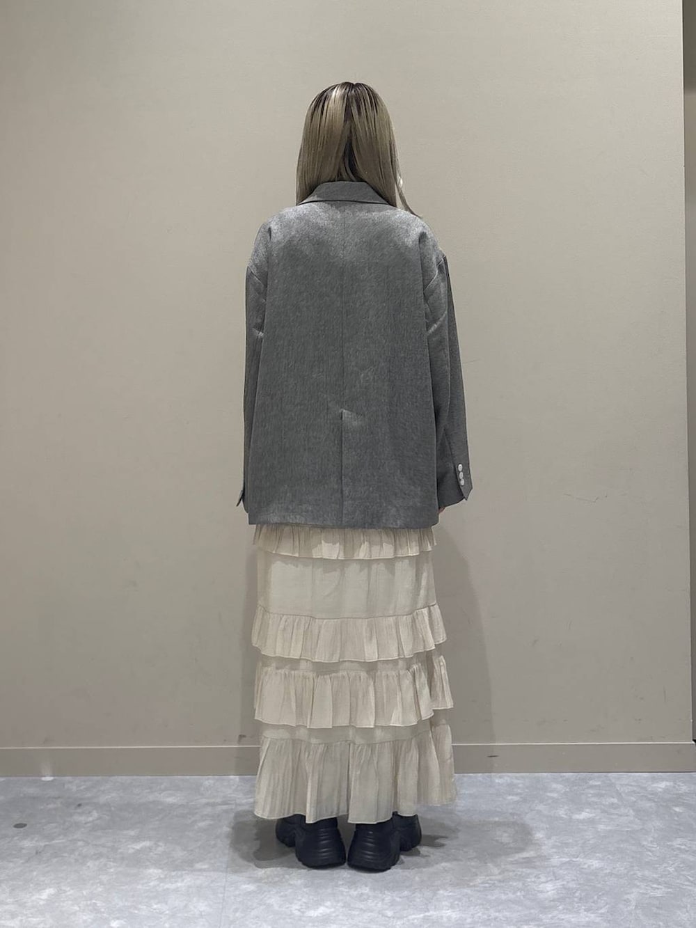 グレー系のテーラードジャケット、ブラック系のローファー、ブルー系のTシャツ/カットソーを着用したレディースの春コーディネートの3枚目の写真