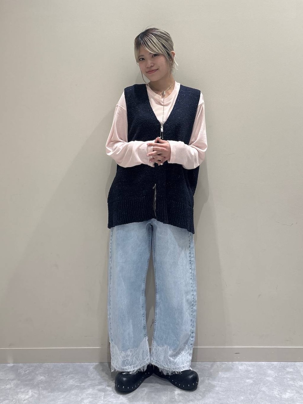 ピンク系のTシャツ/カットソー、ブルー系のデニムパンツ、ブラック系のサンダルを着用したレディースの春コーディネートの3枚目の写真