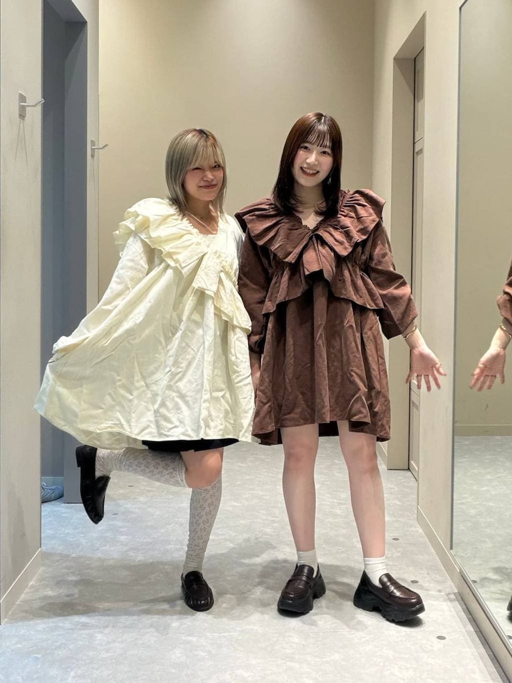 ブラウン系のローファー、ブラウン系のローファー、ホワイト系のワンピースを着用したレディースの春コーディネートの5枚目の写真