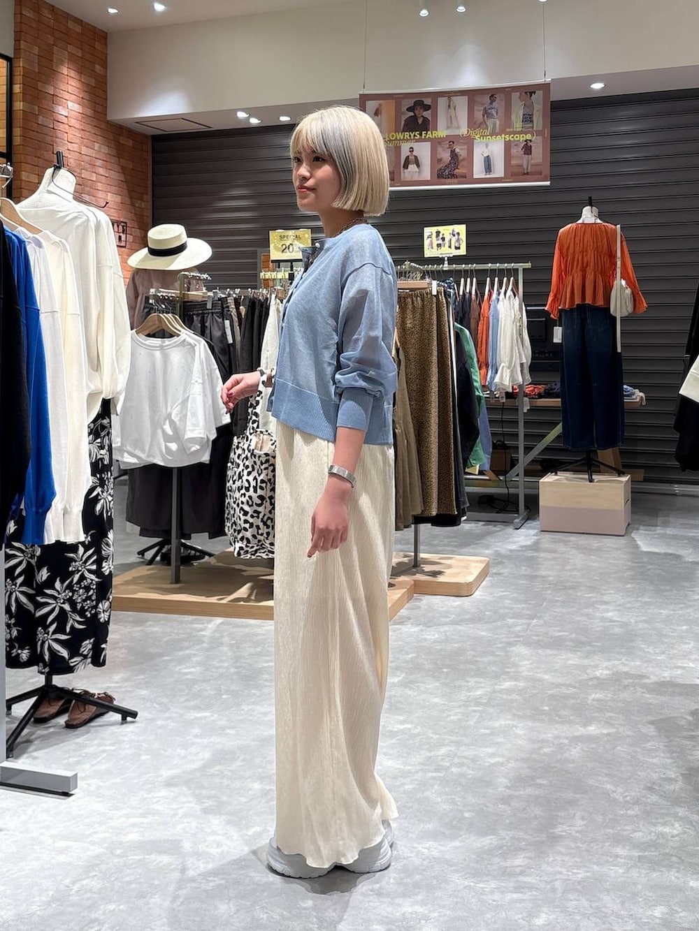 その他のキャミソール、シルバー系のサンダル、その他のショルダーバッグを着用したレディースの夏コーディネートの2枚目の写真