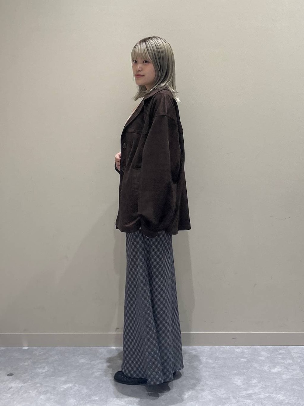 ブラウン系のテーラードジャケット、ブラック系のローファー、ピンク系のTシャツ/カットソーを着用したレディースの春コーディネートの2枚目の写真