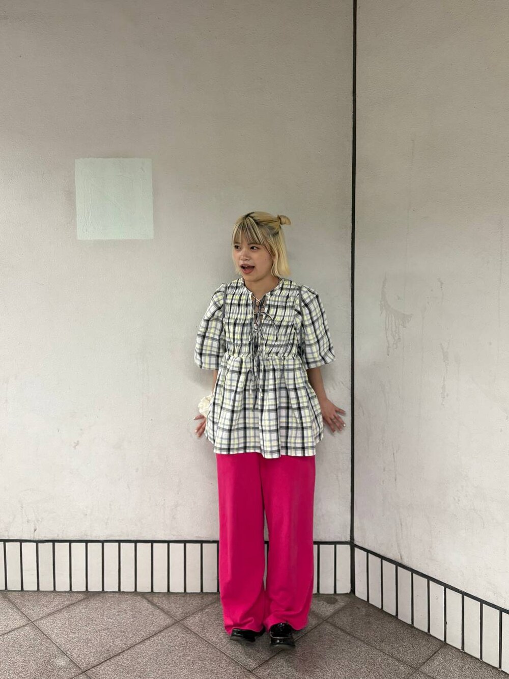 ホワイト系のシャツ/ブラウス、グレー系のバックパック/リュック、ホワイト系のヘアゴムを着用したレディースの春コーディネートの3枚目の写真