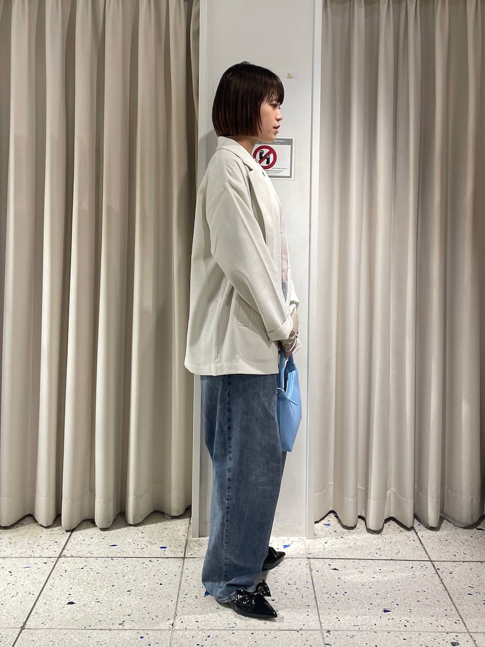 ブラック系のパンプス、その他のTシャツ/カットソー、ブルー系のデニムパンツを着用したレディースの春コーディネートの2枚目の写真