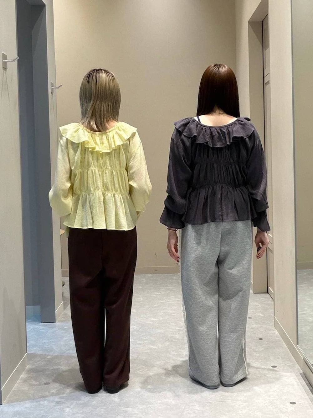 ブラウン系のスウェットパンツ、グレー系のスウェットパンツ、ブルー系のスニーカーを着用したレディースの春コーディネートの3枚目の写真