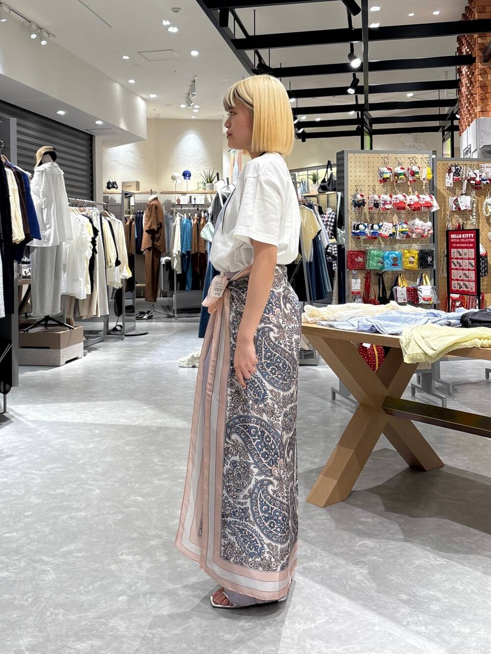 シルバー系のサンダル、ホワイト系のTシャツ/カットソー、パープル系のスラックスを着用したレディースの春コーディネートの2枚目の写真