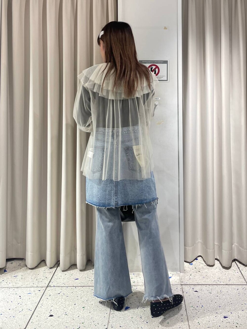 グレー系のニット/セーター、ブルー系のデニムパンツ、ブルー系のスカートを着用したレディースの冬コーディネートの2枚目の写真