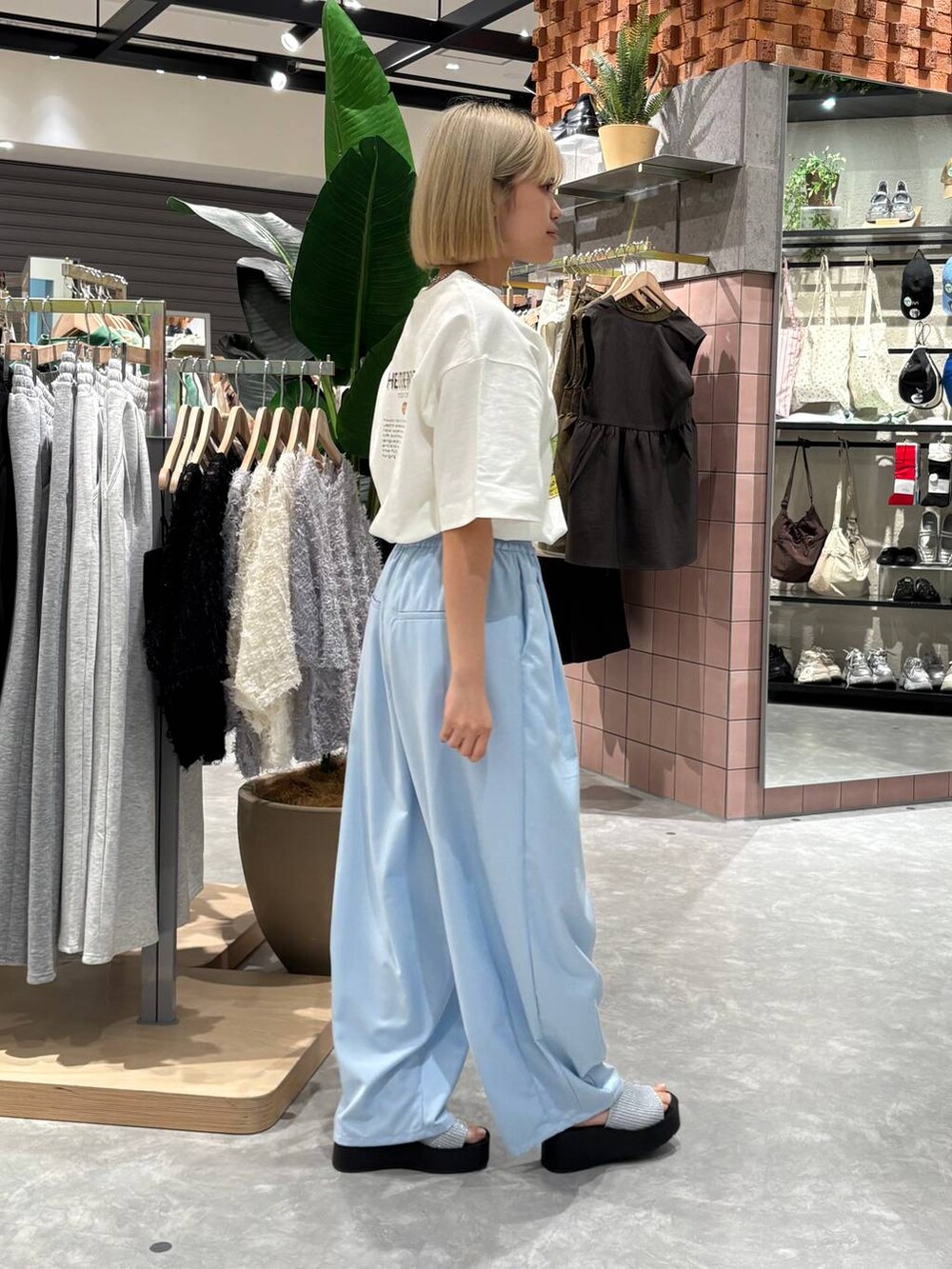 シルバー系のサンダル、ブルー系のトートバッグ、ブルー系のその他パンツを着用したレディースの夏コーディネートの3枚目の写真