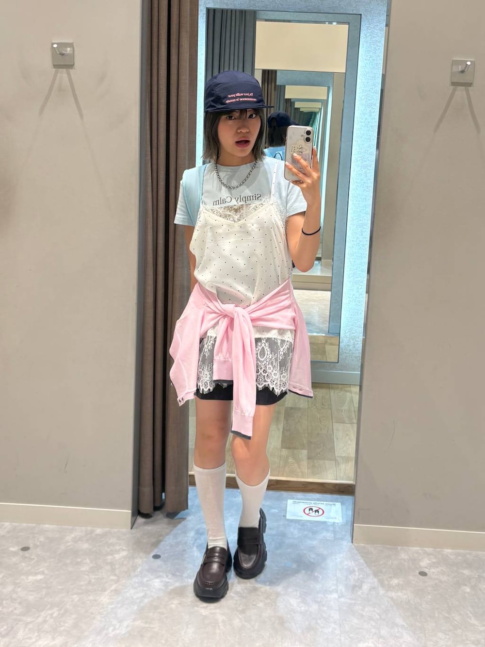 ブラウン系のローファー、グレー系のその他パンツ、ピンク系のカーディガン/ボレロを着用したレディースの夏コーディネートの3枚目の写真
