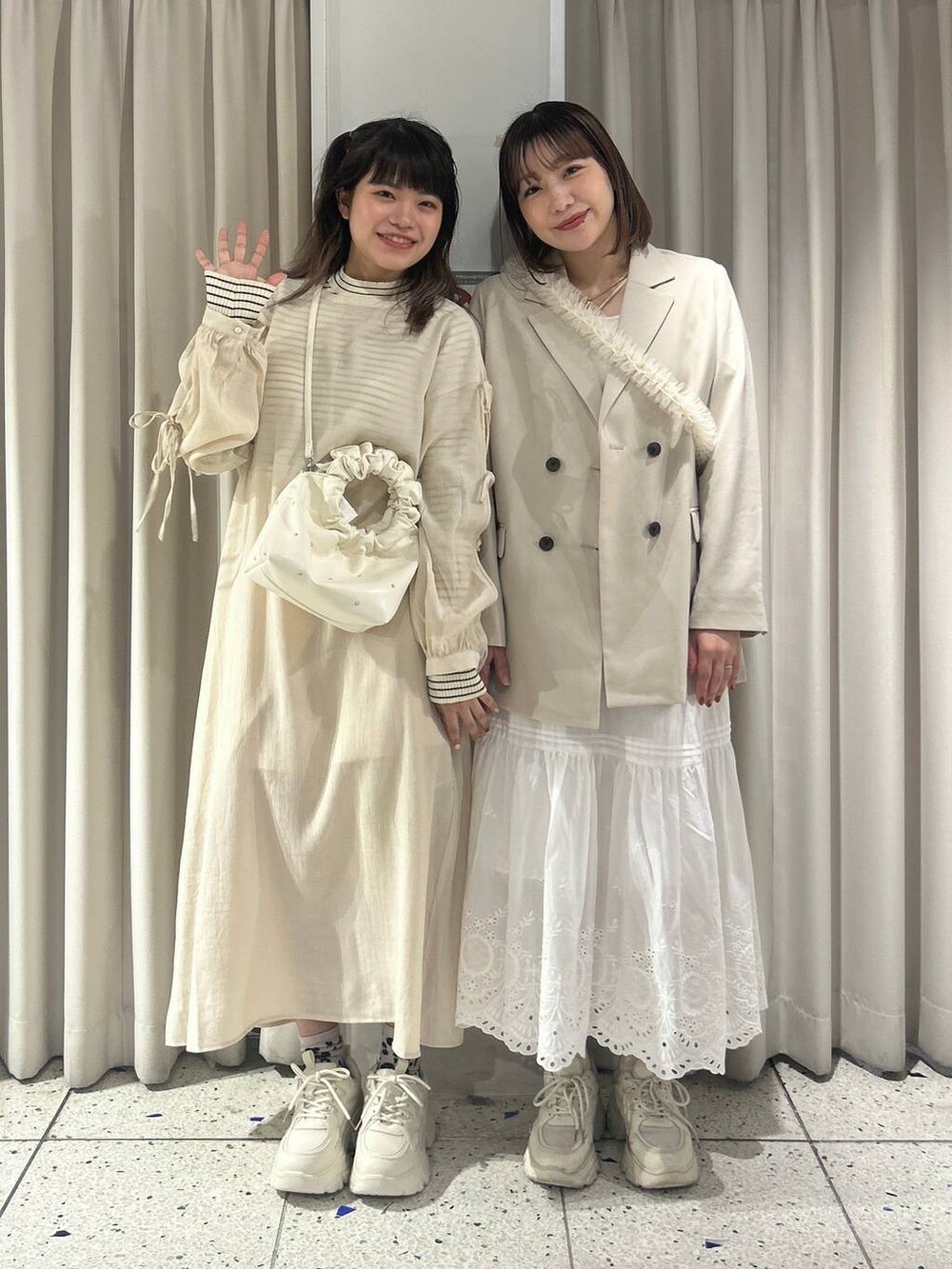 ベージュ系のハンドバッグ、ホワイト系のスニーカー、ホワイト系のスニーカーを着用したレディースの冬コーディネートの5枚目の写真