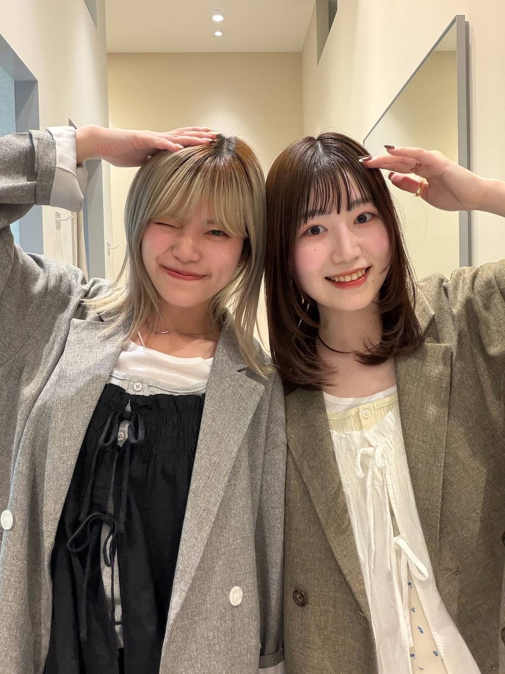 グレー系のテーラードジャケット、ブラック系のローファー、ブラウン系のローファーを着用したレディースの春コーディネートの6枚目の写真