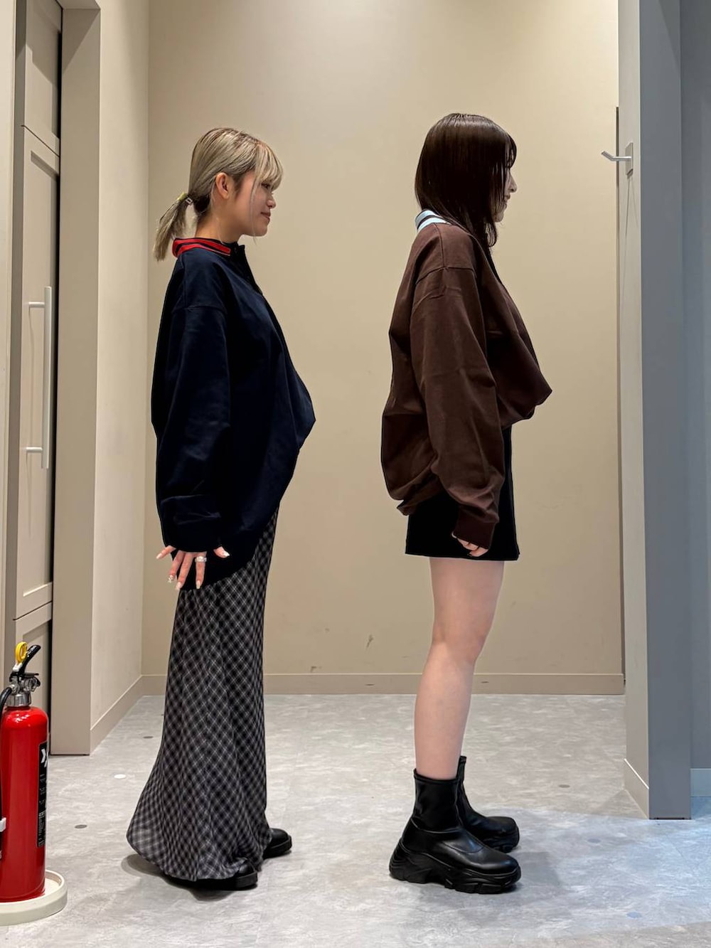 ブラック系のブーツ、ブラック系のブーツ、グレー系のスカートを着用したレディースの冬コーディネートの2枚目の写真