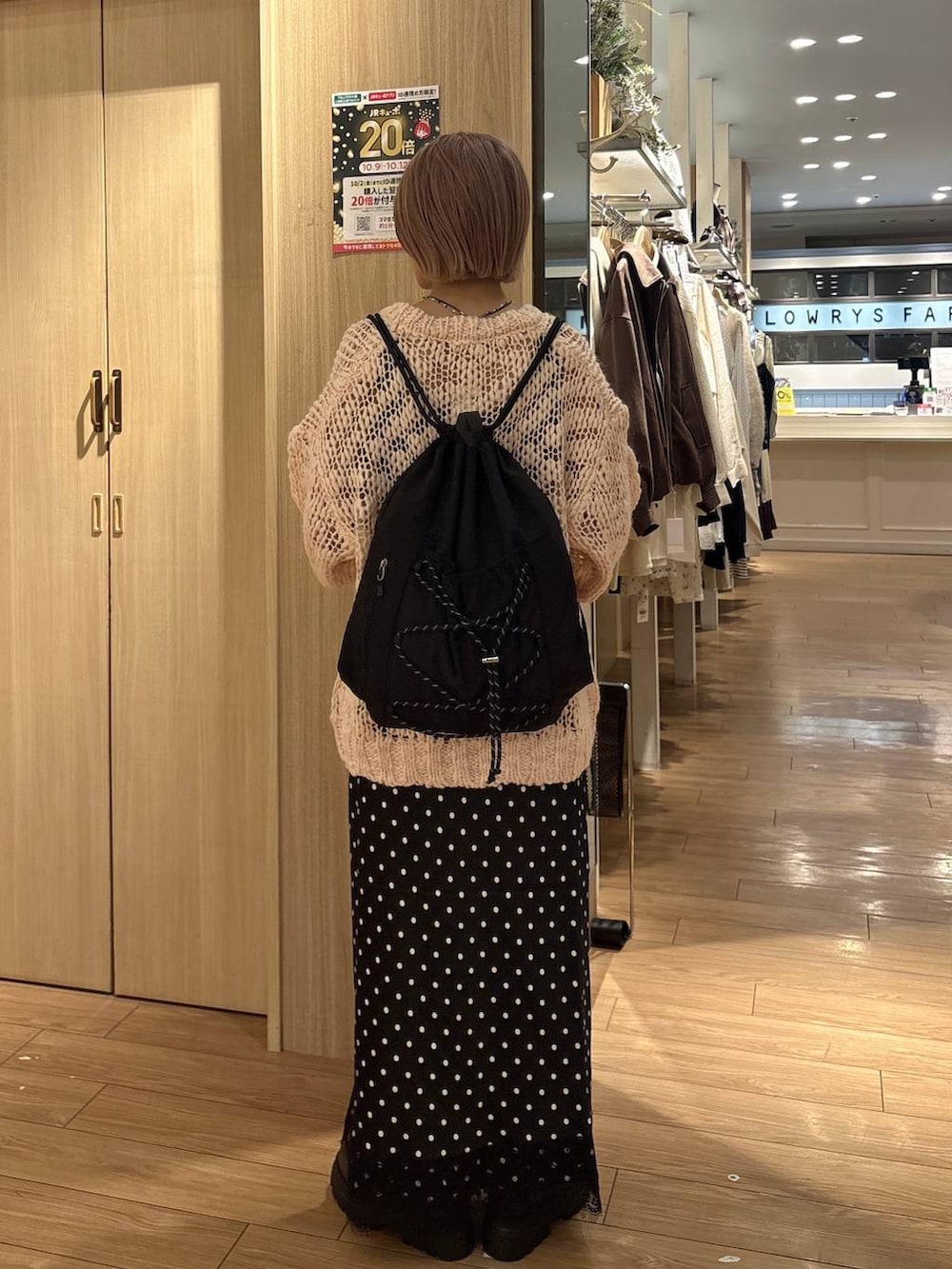 ブラウン系のブーツ、ピンク系のニット/セーター、ブラック系のバックパック/リュックを着用したレディースの秋コーディネートの3枚目の写真