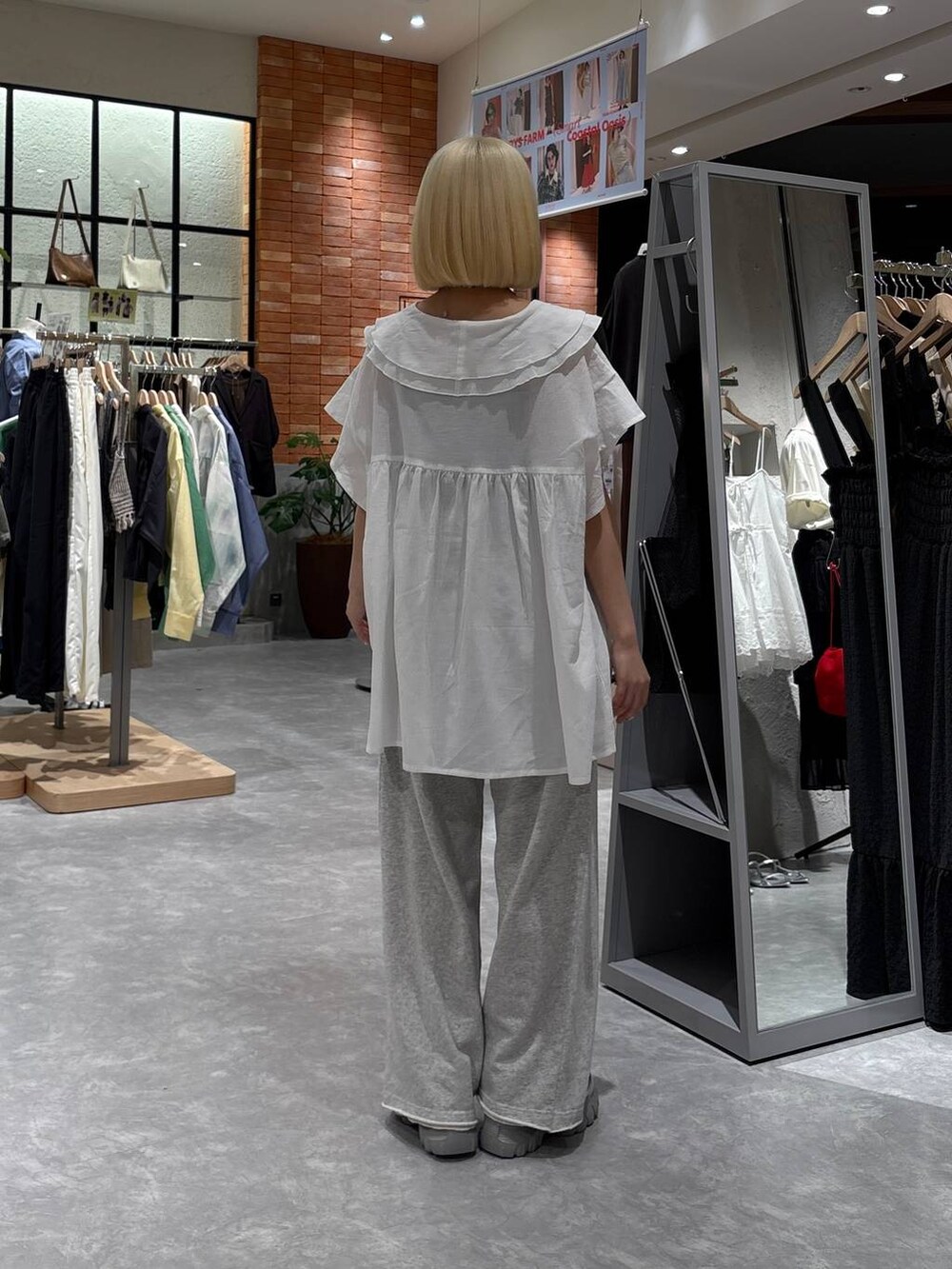 グレー系のスニーカー、グレー系のスウェットパンツ、ホワイト系のシャツ/ブラウスを着用したレディースの春コーディネートの3枚目の写真