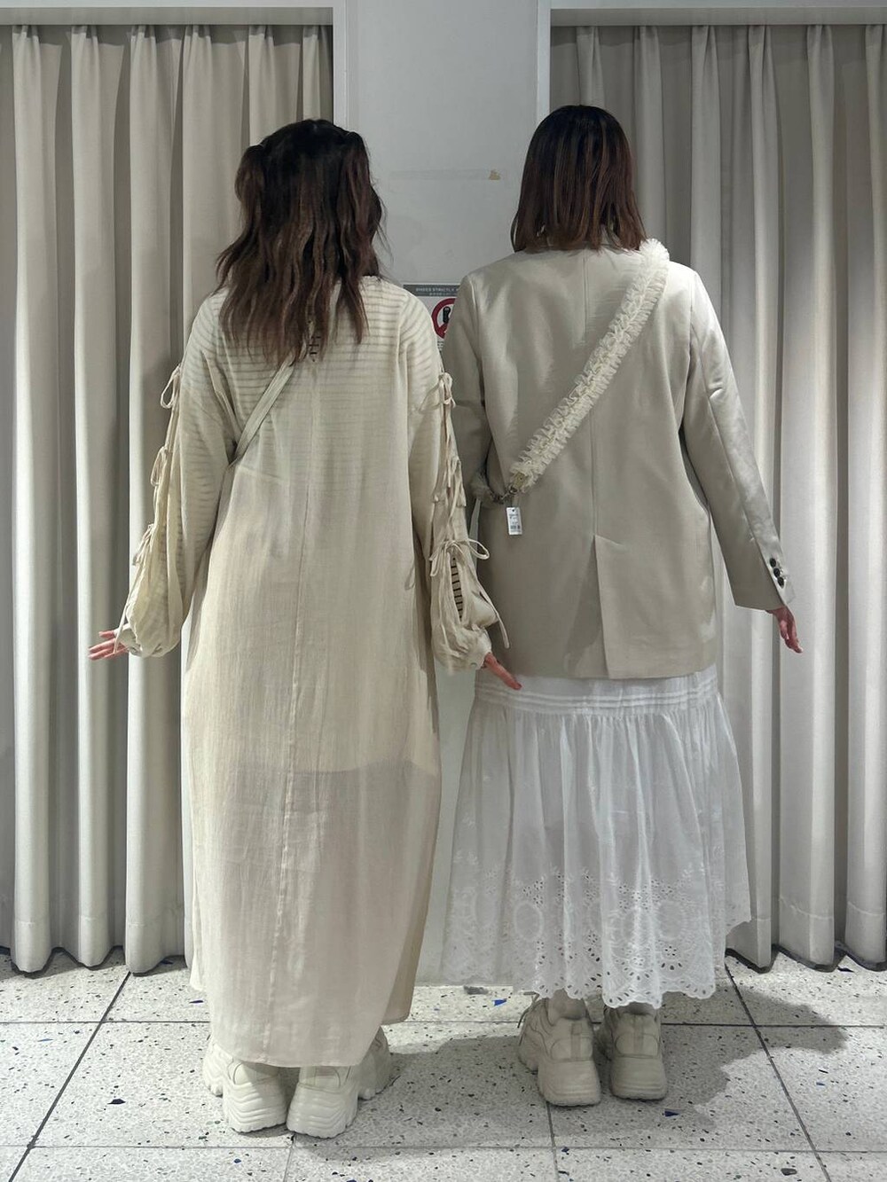 ベージュ系のハンドバッグ、ホワイト系のスニーカー、ホワイト系のスニーカーを着用したレディースの冬コーディネートの3枚目の写真