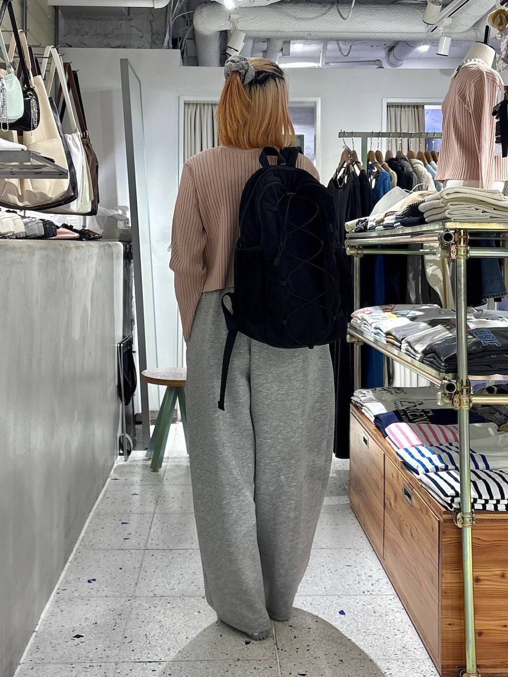 ピンク系のカーディガン/ボレロ、シルバー系のスニーカー、レッド系のタンクトップを着用したレディースの春コーディネートの3枚目の写真