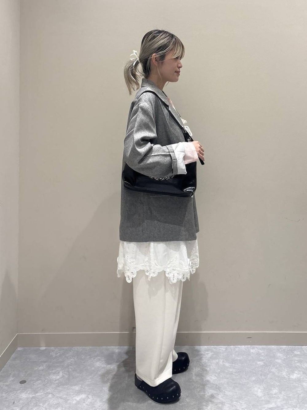 ベージュ系のスウェットパンツ、ピンク系のTシャツ/カットソー、グレー系のテーラードジャケットを着用したレディースの春コーディネートの2枚目の写真