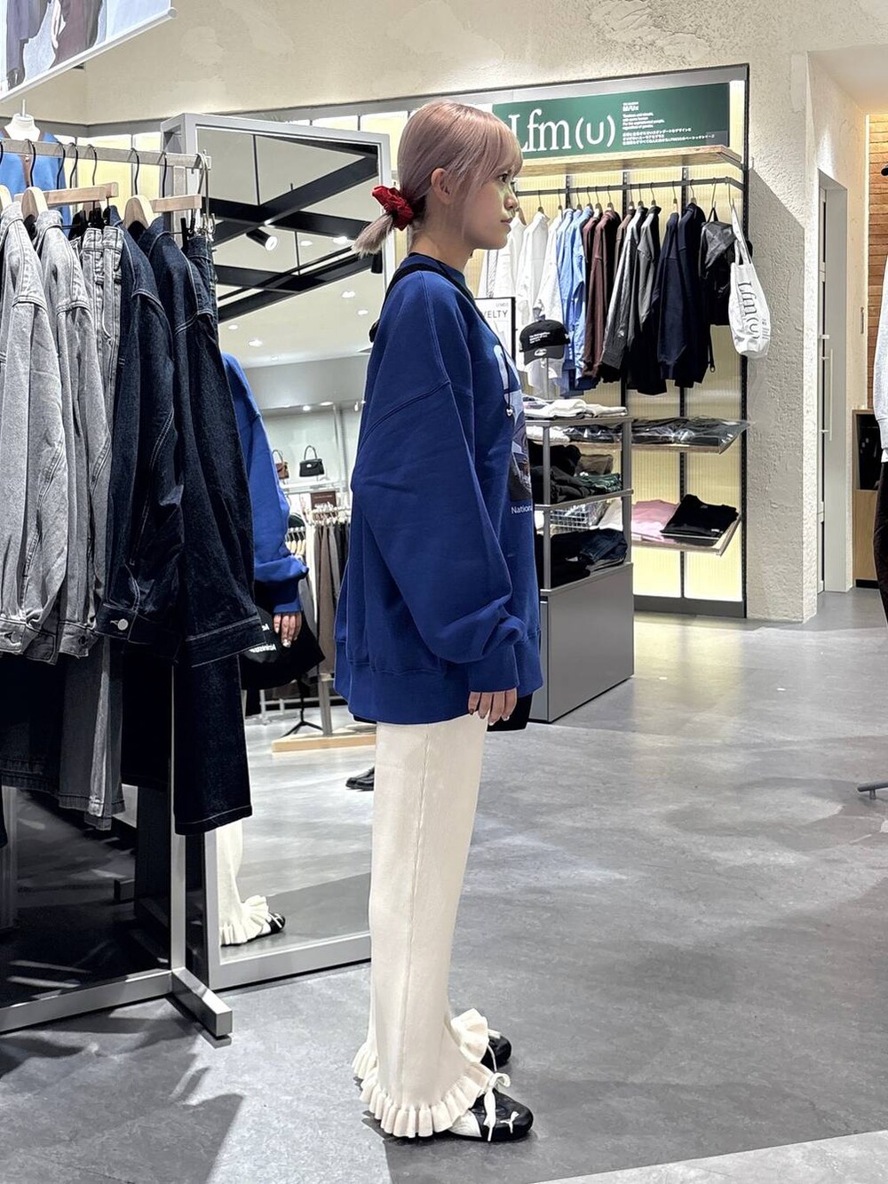 ホワイト系のその他パンツ、ブルー系のスウェット、ブラック系のトートバッグを着用したレディースの秋コーディネートの2枚目の写真