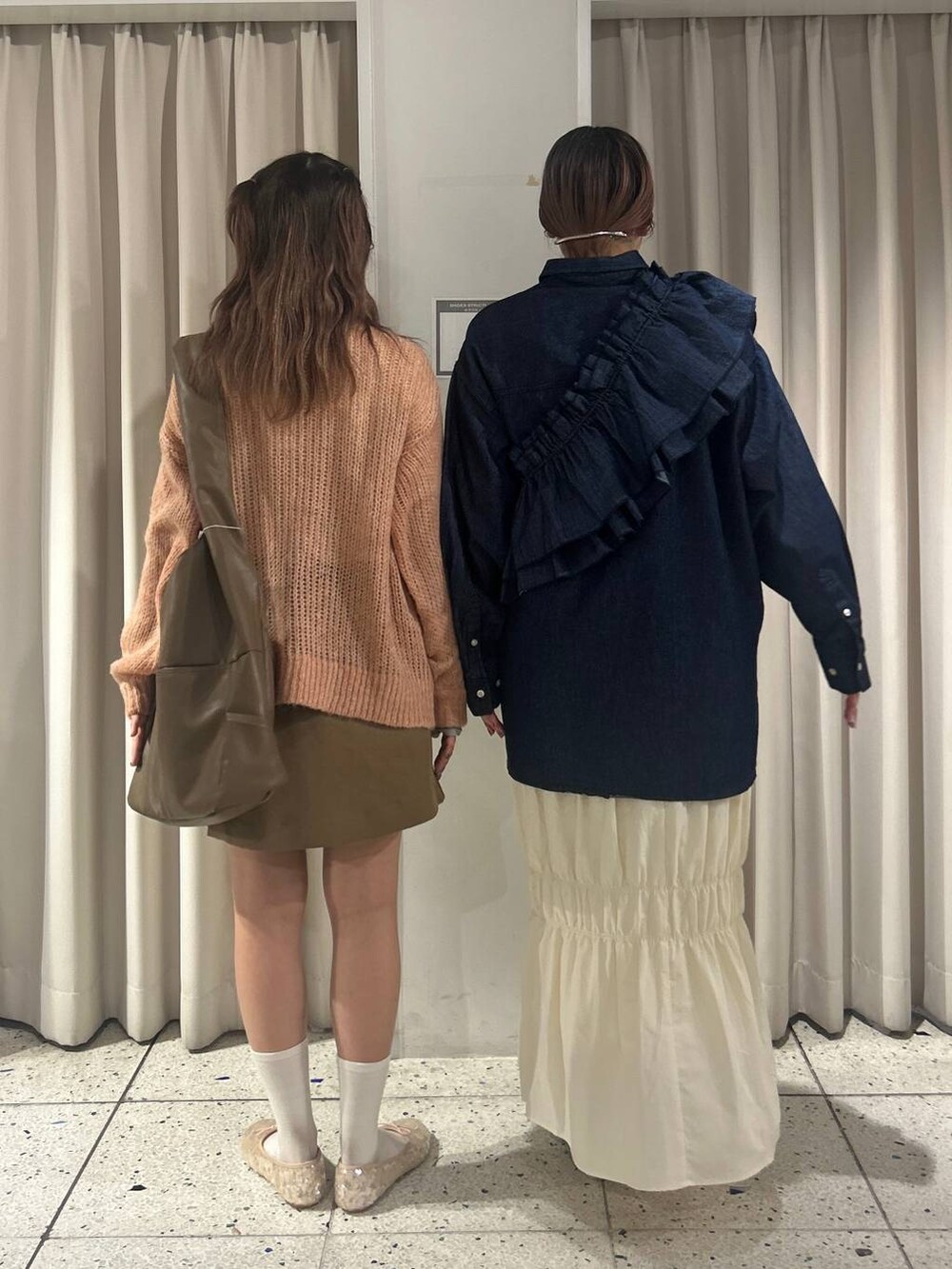 その他のTシャツ/カットソー、ブルー系のシャツ/ブラウス、シルバー系のパンプスを着用したレディースの冬コーディネートの3枚目の写真