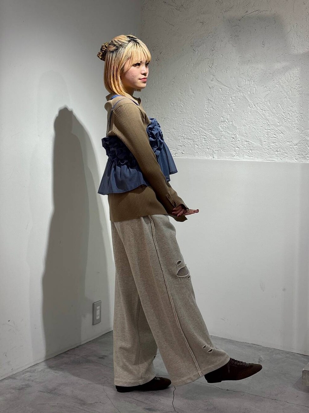 ブルー系のキャミソール、グレー系のスウェットパンツ、ブラウン系のスニーカーを着用したレディースの春コーディネートの2枚目の写真