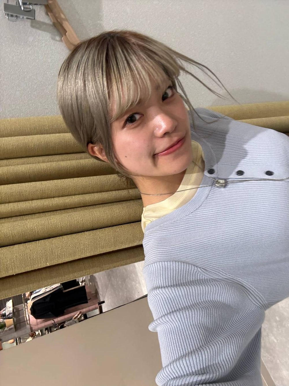 イエロー系のTシャツ/カットソー、ベージュ系のデニムパンツ、ホワイト系のブルゾンを着用したレディースの冬コーディネートの4枚目の写真