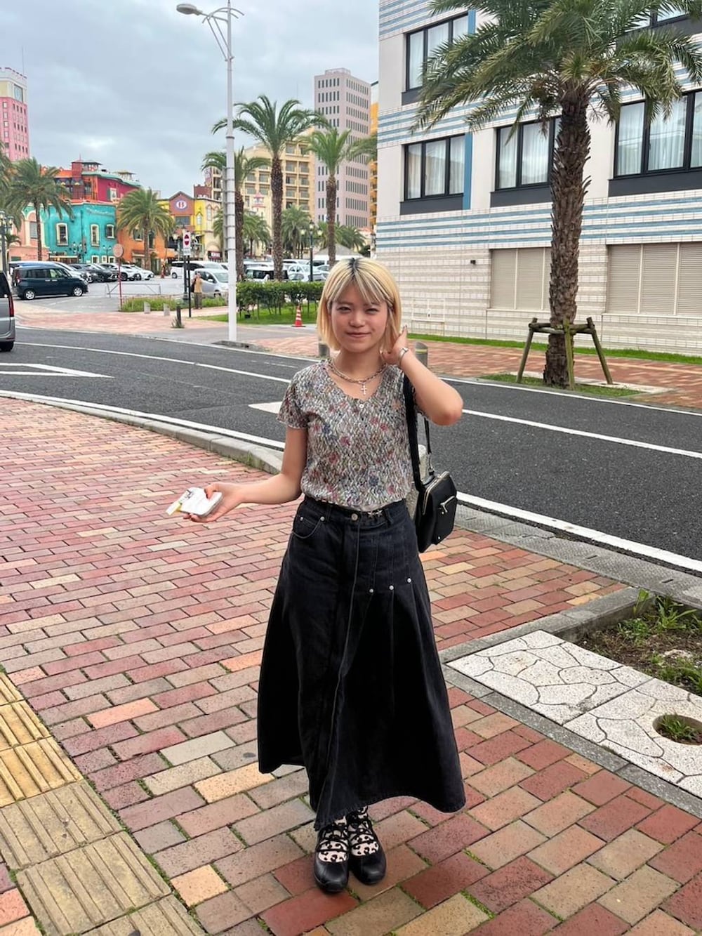 ブラック系のスカートを着用したレディースの夏コーディネートの3枚目の写真