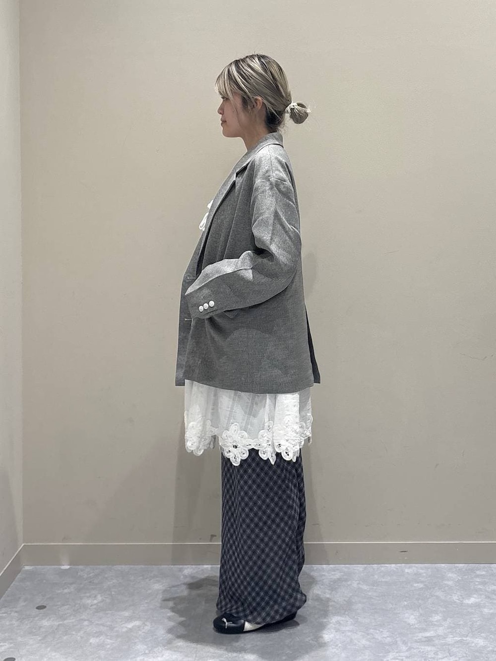 ピンク系のTシャツ/カットソー、グレー系のテーラードジャケット、グレー系のスカートを着用したレディースの春コーディネートの2枚目の写真