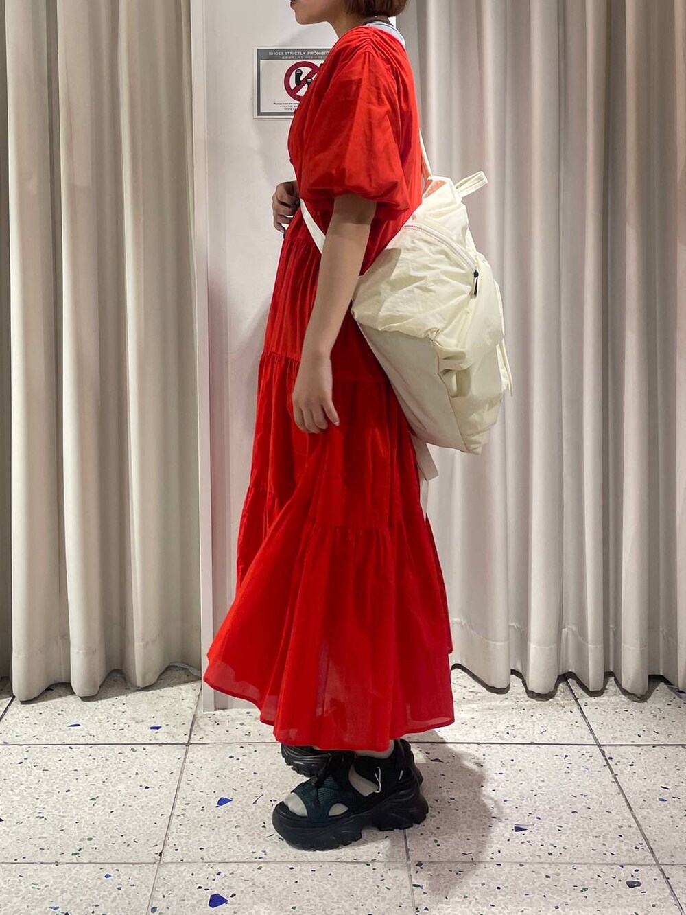 グリーン系のサンダル、グレー系のTシャツ/カットソー、レッド系のワンピースを着用したレディースの春コーディネートの2枚目の写真