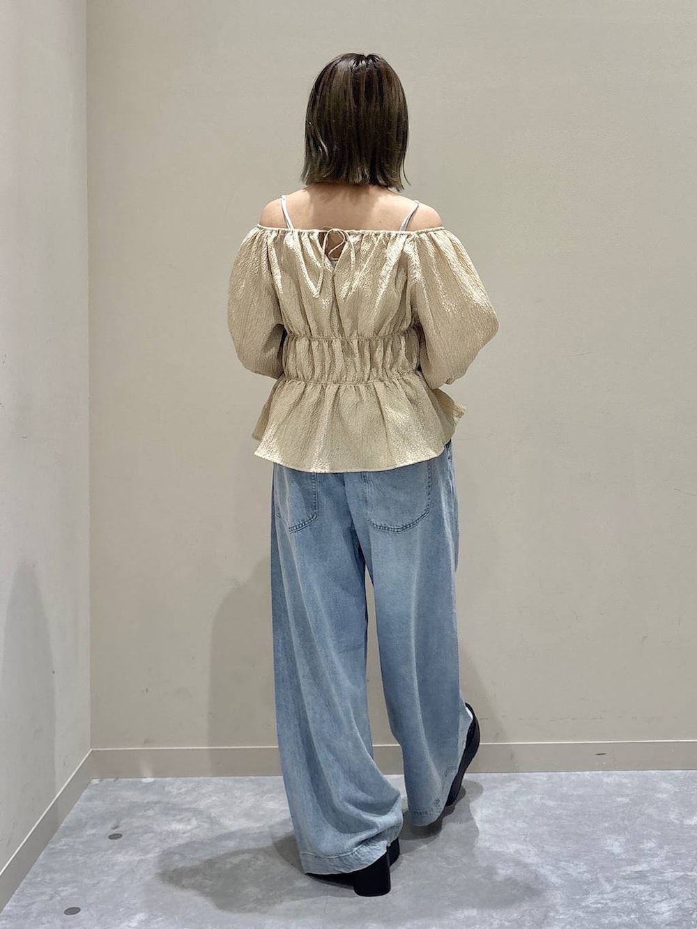 ホワイト系のTシャツ/カットソー、ブラック系のサンダル、ベージュ系のシャツ/ブラウスを着用したレディースの夏コーディネートの3枚目の写真