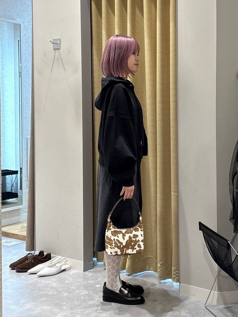 グレー系のその他パンツ、その他のショルダーバッグ、ブラック系のローファーを着用したレディースの秋コーディネートの2枚目の写真