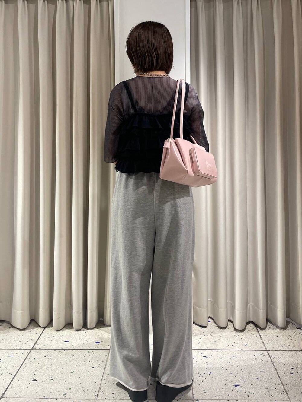 シルバー系のサンダル、グレー系のTシャツ/カットソー、ブラック系のキャミソールを着用したレディースの夏コーディネートの3枚目の写真