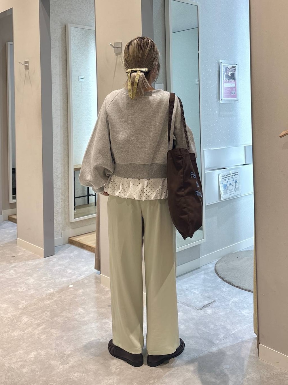 ブラウン系のトートバッグ、ブラウン系のローファー、グリーン系のその他パンツを着用したレディースの冬コーディネートの3枚目の写真