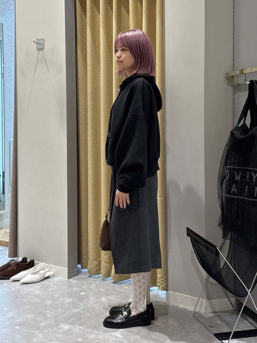 グレー系のその他パンツ、その他のショルダーバッグ、ブラック系のローファーを着用したレディースの秋コーディネートの4枚目の写真