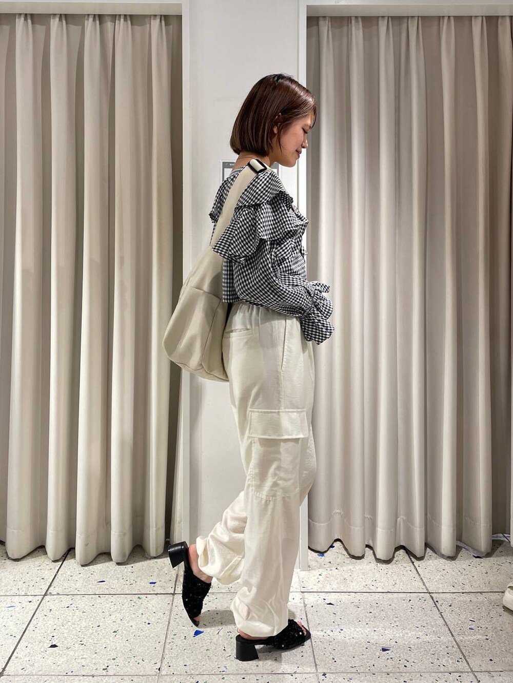 ホワイト系のカーゴパンツ、ブラック系のキャミソール、その他のシャツ/ブラウスを着用したレディースの夏コーディネートの4枚目の写真