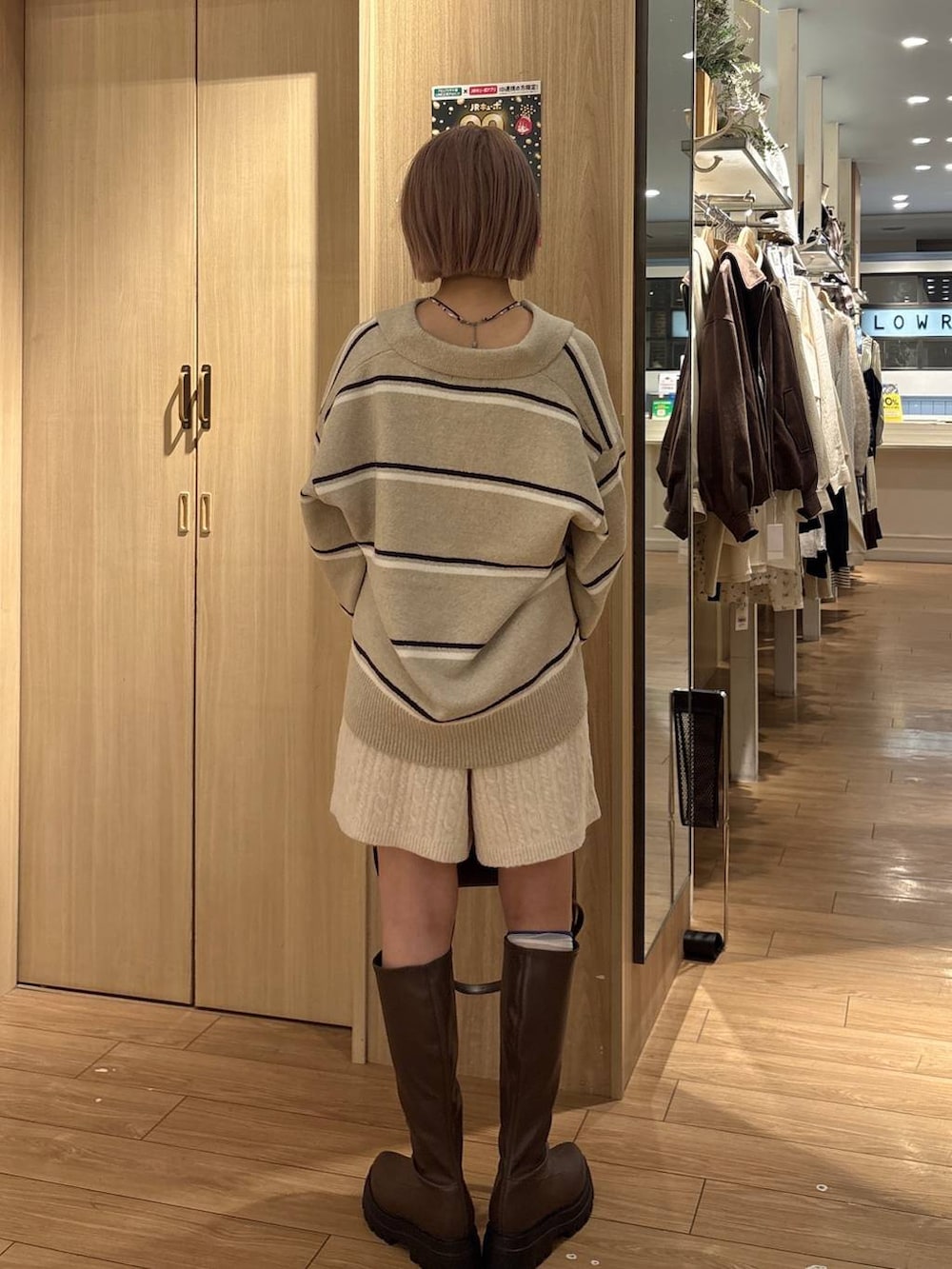 ブラウン系のハンドバッグ、ホワイト系のその他パンツ、ブラウン系のブーツを着用したレディースの秋コーディネートの3枚目の写真