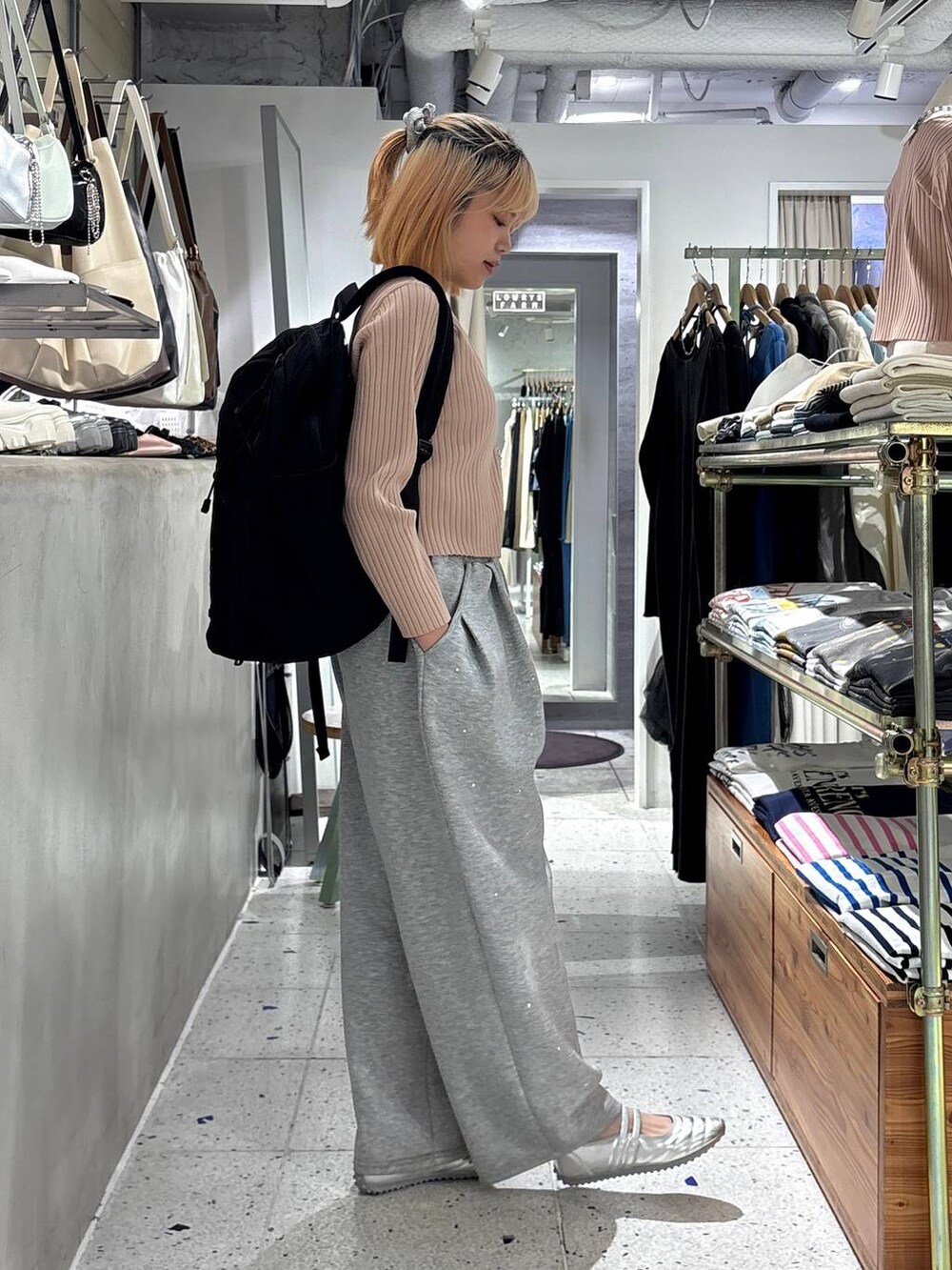 ピンク系のカーディガン/ボレロ、シルバー系のスニーカー、レッド系のタンクトップを着用したレディースの春コーディネートの4枚目の写真