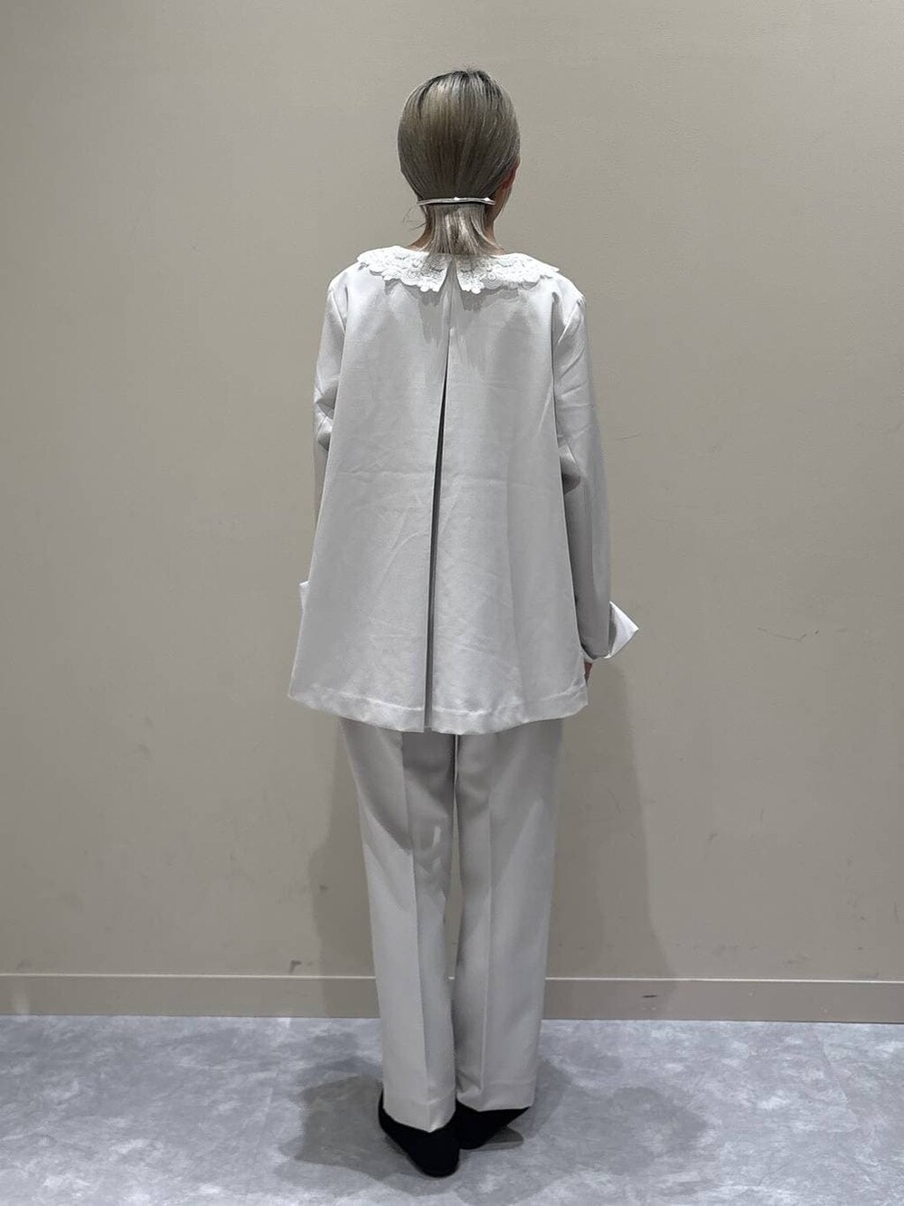 ホワイト系のテーラードジャケット、ホワイト系のその他パンツ、ブラック系のパンプスを着用したレディースの冬コーディネートの3枚目の写真