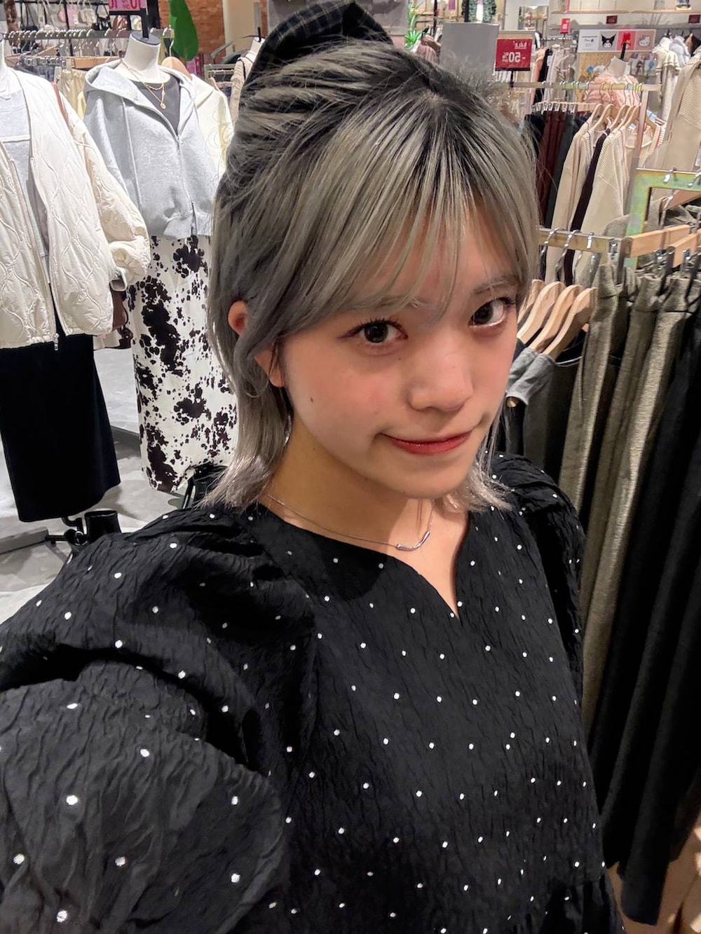 ブラック系のスカート、ブラック系のシャツ/ブラウスを着用したレディースの冬コーディネートの4枚目の写真