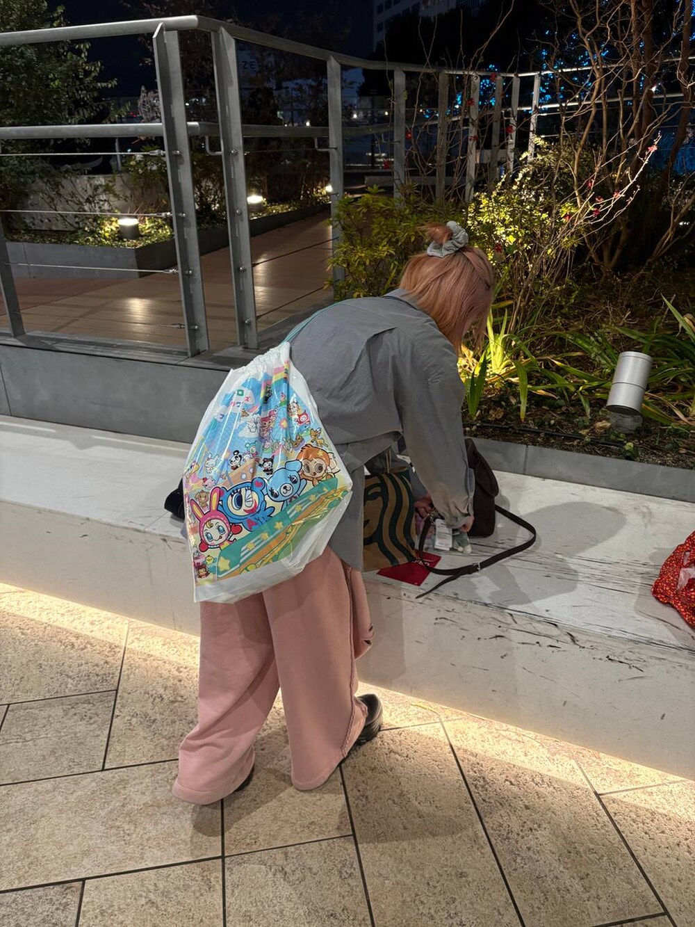 ブラック系のブーツ、ピンク系のスウェットパンツ、ホワイト系のネックレスを着用したレディースの冬コーディネートの5枚目の写真